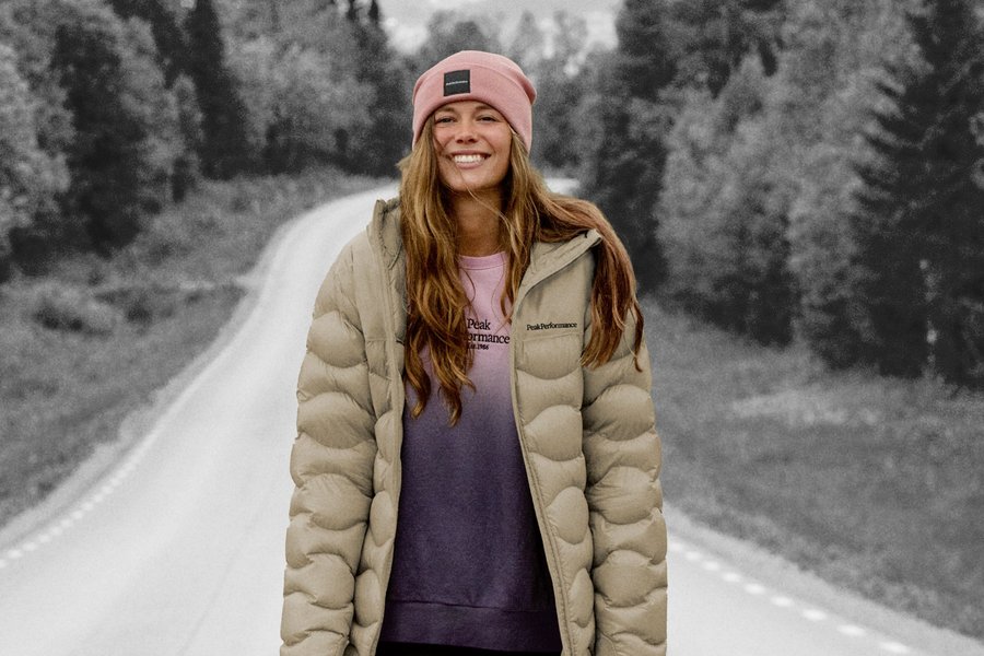 Junge Frau auf Strasse im Wald - Mode von Sport Obermoser